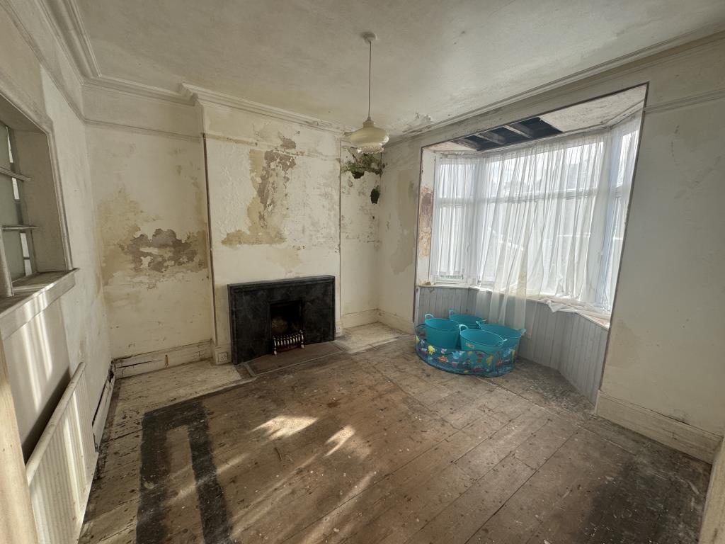 Lot: 165 - DETACHED HOUSE FOR IMPROVEMENT - Living room